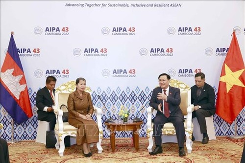 NA Chairman meets Cambodian PM and Deputy PM - ảnh 2
