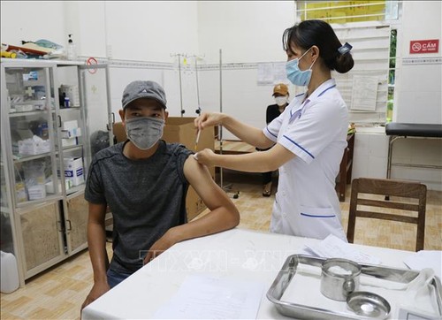Vietnam reports 393 new cases of COVID-19 on Saturday  - ảnh 1