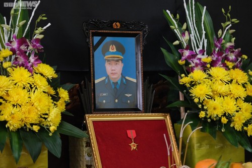 Pilot killed in military aircraft crash promoted from Captain to Major Colonel - ảnh 1