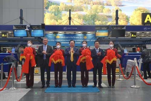 Vietnam Airlines carries first passengers from Beijing after three years - ảnh 1