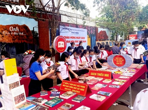 Children excited about Book Day activities in central Highlands  - ảnh 1