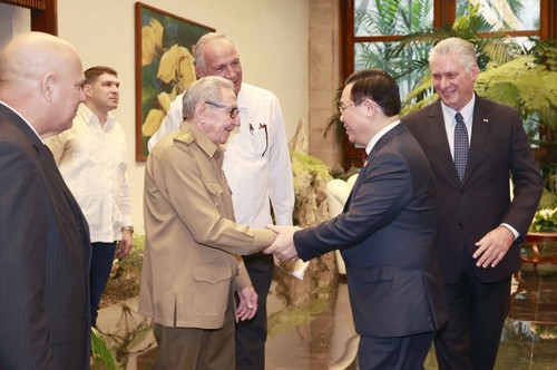 NA Chairman meets General Raúl Castro Ruz, First Secretary and President of Cuba Miguel Díaz-Canel - ảnh 1