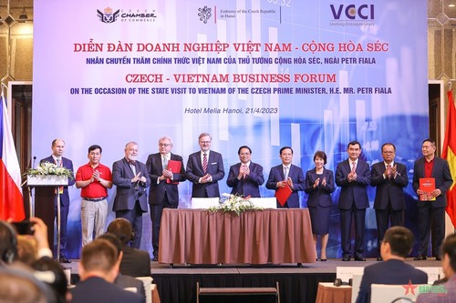 Vietnamese, Czech PMs address business forum in Hanoi  - ảnh 1