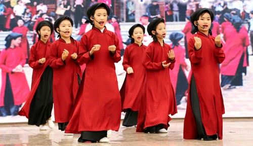 Locals keep world intangible heritage of Xoan singing alive - ảnh 1