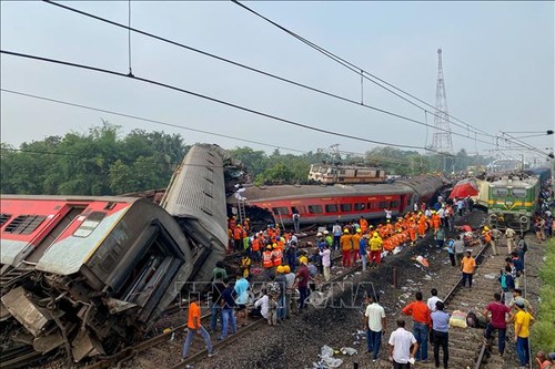 Vietnamese leaders extend condolences on India tragic train crash  - ảnh 1