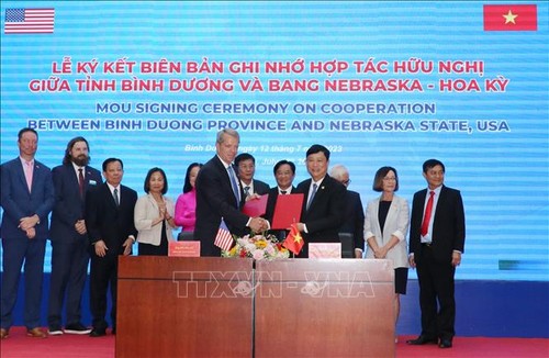 Binh Duong province, US state of Nebraska sign MoU on cooperation  - ảnh 1