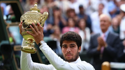 Carlos Alcaraz beats Novak Djokovic to win Wimbledon 2023 - ảnh 1