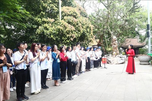 Young Overseas Vietnamese learn about historical, cultural relics of Hung Kings era - ảnh 1