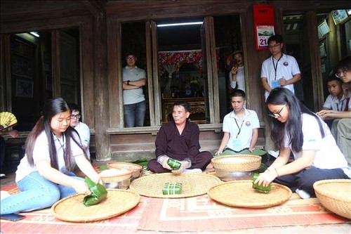 Young Overseas Vietnamese learn about historical, cultural relics of Hung Kings era - ảnh 2