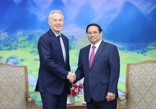 PM discusses green growth, climate change with former UK PM Tony Blair  - ảnh 1