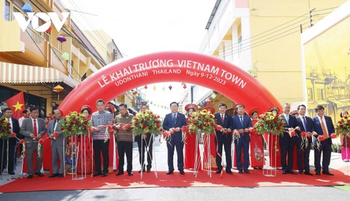NA Chairman opens Vietnam Town in Thailand’s Udon Thani  - ảnh 3