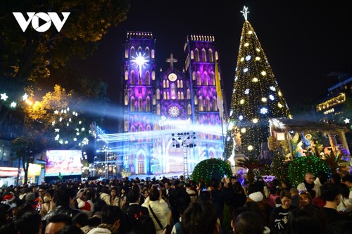 Festive Christmas pervades Vietnam  - ảnh 1