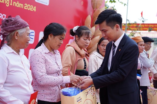 Tet gifts given to disadvantaged people in Son La’s remote areas - ảnh 2