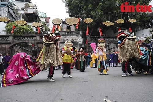 Vietnamese Tet celebrated in the heart of Hanoi  - ảnh 1
