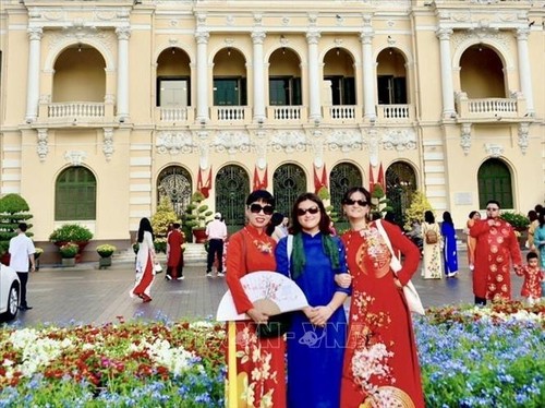Foreign visitors to Ho Chi Minh City surge during Tet - ảnh 1