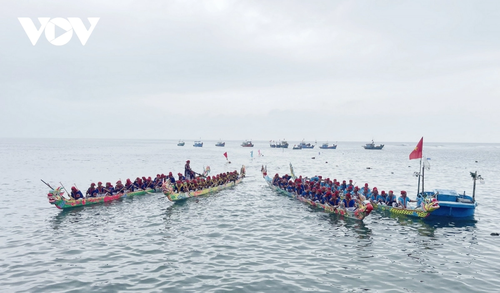 Century-old boat racing festival brightens up Ly Son island  - ảnh 1