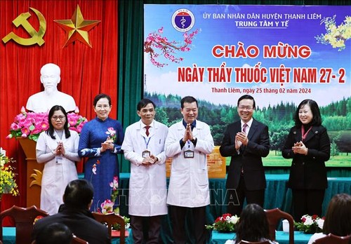 President Vo Van Thuong visits doctors, nurses in Ha Nam  - ảnh 1