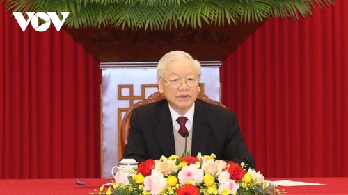 Party leader Nguyen Phu Trong congratulates CPP President Hunsen on Senate election  - ảnh 1