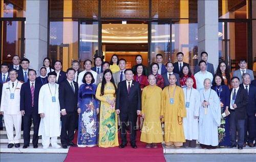 NA Chairman meets academics, religious dignitaries, ethnic minorities of Hanoi  - ảnh 1