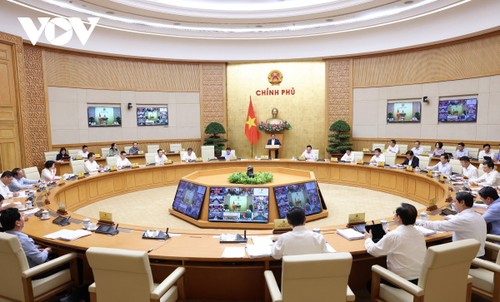PM urges stronger determination to achieve growth target of 6.5% in 2024 - ảnh 1