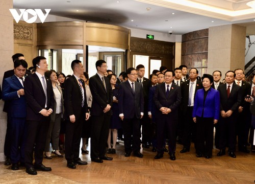 NA Chairman applauds China's law-making model as he visits Hongqiao center in Shanghai - ảnh 1