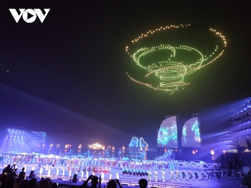Carnaval brightens up Ha Long’s night sky - ảnh 1
