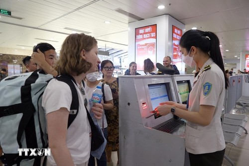 Foreign visitors to Vietnam top 6 million in 4 months  - ảnh 1
