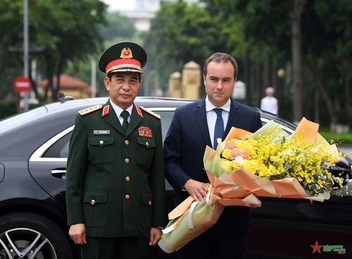 Vietnam, France discuss augmenting defense cooperation - ảnh 1