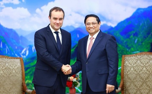 PM applauds French minister for attending Dien Bien Phu Victory celebration  - ảnh 1