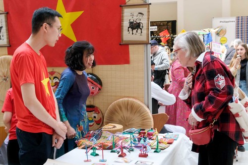 Vietnam embassy joins fair to support Danish children’s fund - ảnh 1