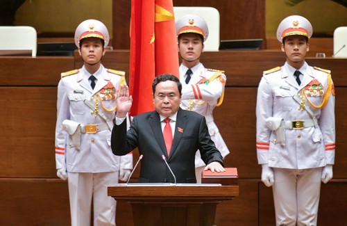 Tran Thanh Man takes an oath after being elected as NA Chairman  - ảnh 1