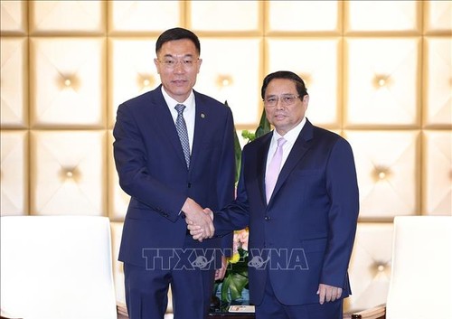 PM meets leaders of China’s railway and power corporations - ảnh 1
