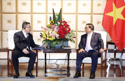 PM meets leaders of China’s railway and power corporations - ảnh 2