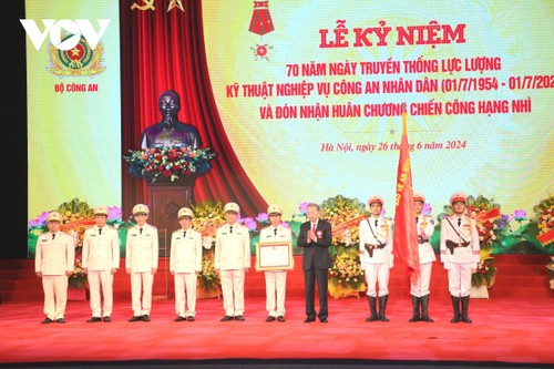 President presents Feat of Arms Order to People's Public Security Professional Technical Force - ảnh 2