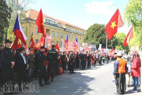 旅捷越南人向中国驻捷克大使馆递交抗议书 反对中方在东海的军事化行动 - ảnh 1