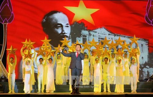 越南国内外举行活动纪念胡志明主席诞辰126周年  - ảnh 1
