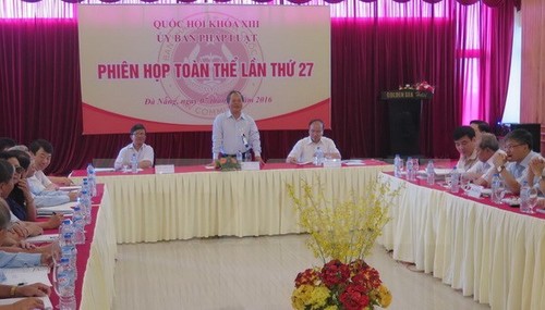 越南第13届国会法律委员会召开第27次全体会议 - ảnh 1