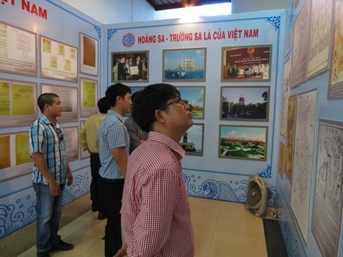 “黄沙长沙归属越南——历史和法理证据”地图和资料展在平定省举行 - ảnh 1