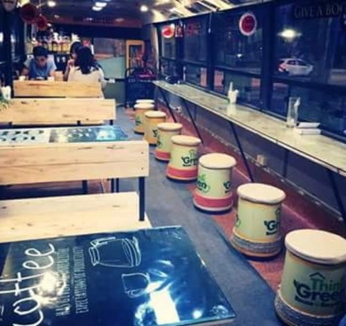 体验新颖独特的河内公交车咖啡馆 - ảnh 2