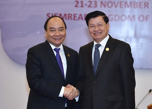 越南政府总理阮春福会见老挝总理通伦和旅柬越南人   - ảnh 1
