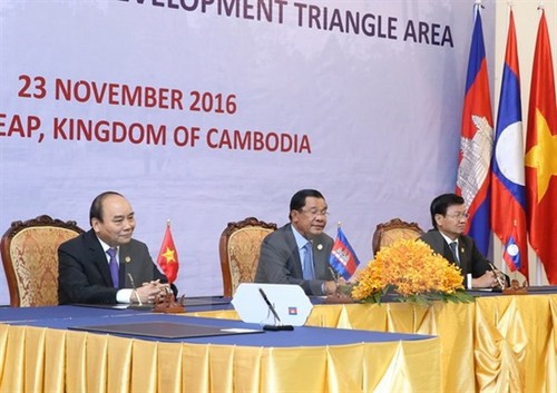  越南政府总理阮春福圆满结束出席柬老越发展三角区第九届峰会行程 - ảnh 1