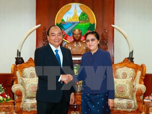 阮春福会见老挝党和国家领导人   - ảnh 1