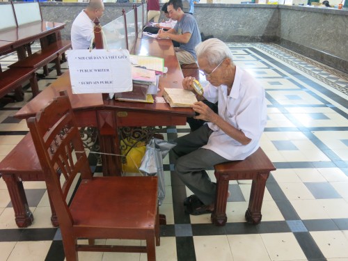 在西贡中心邮局坚守老行当的杨文悟老人 - ảnh 1