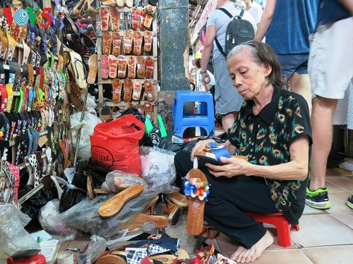 在滨城市场坚守木鞋制作业的阮氏莲大妈 - ảnh 1