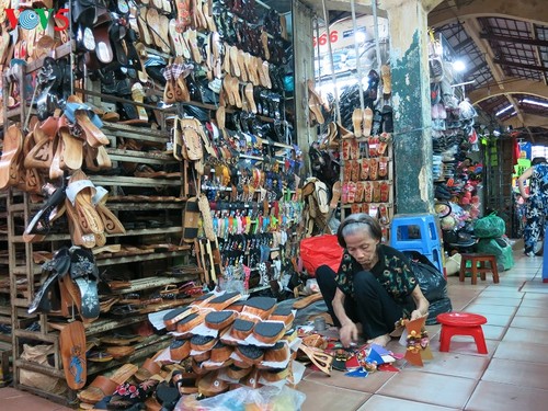 在滨城市场坚守木鞋制作业的阮氏莲大妈 - ảnh 2