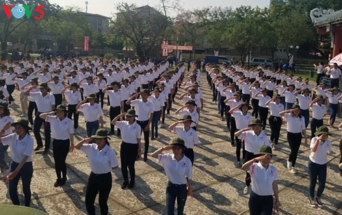  服务2018年顺化艺术节的300名志愿者举行出征仪式   - ảnh 1