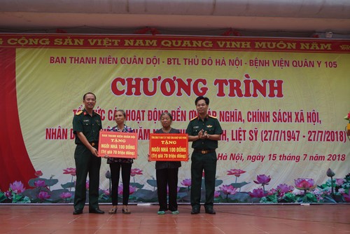 越南荣军烈士节71周年：军队青年举行对政策优抚家庭报恩的活动 - ảnh 1