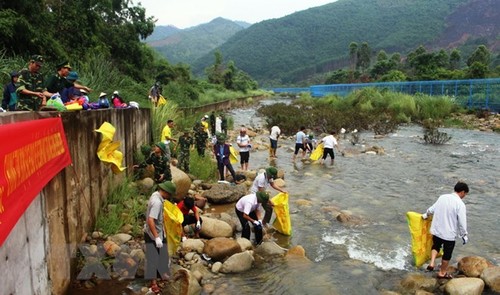 越中两国边民联合开展界河卫生清理工作 - ảnh 1
