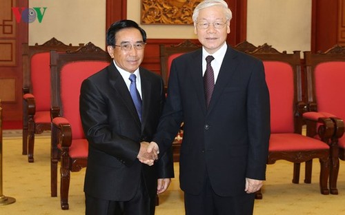 越共中央总书记阮富仲会见老挝党和国家高级代表团 - ảnh 1
