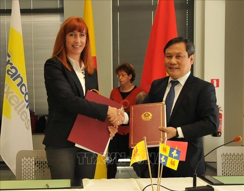 越南和比利时瓦隆-布鲁塞尔大区签署25个合作项目 - ảnh 1